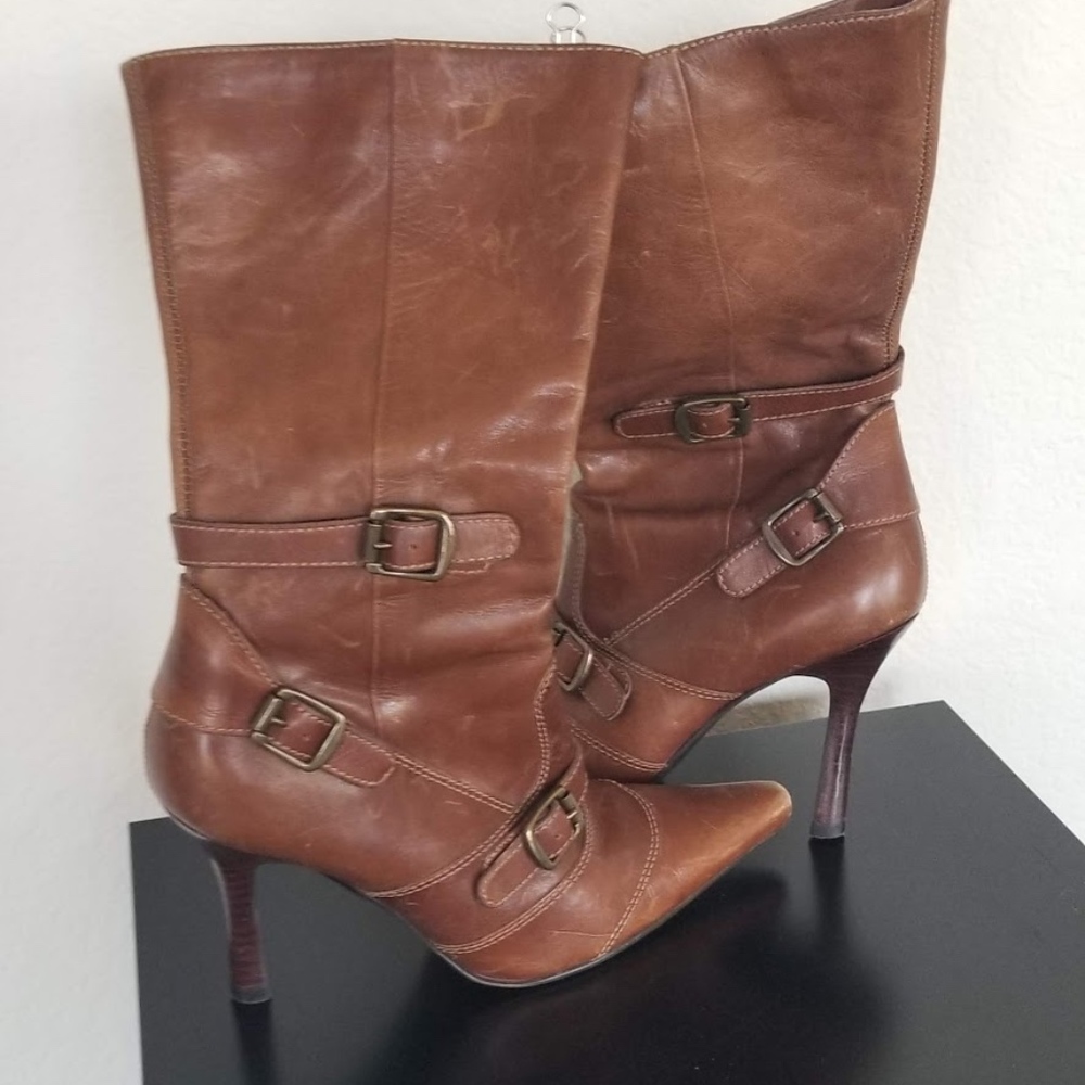 Carlos Santana pointed toe boots    size 6